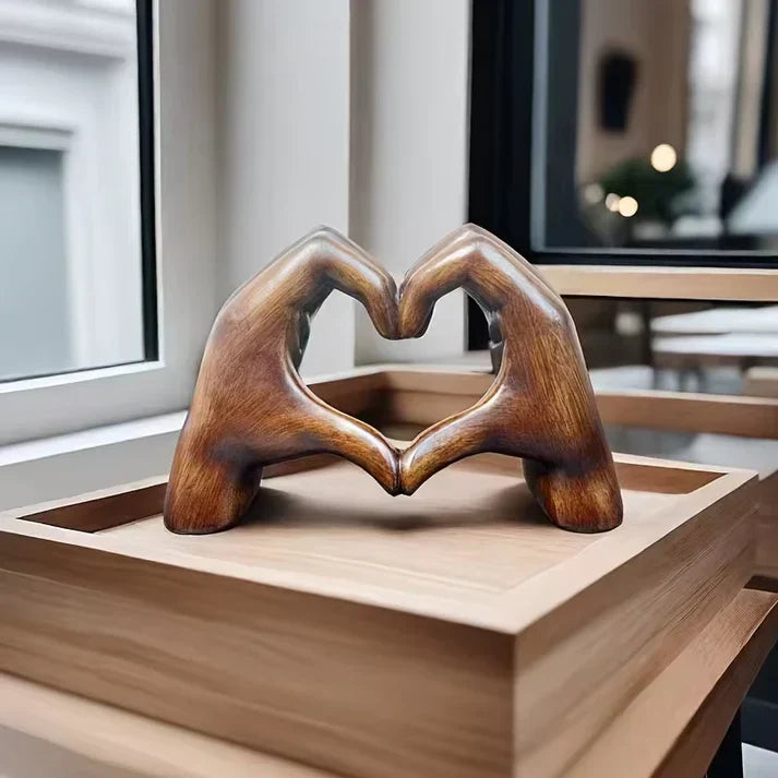 Skulptur Herz in Händen – handgefertigt
