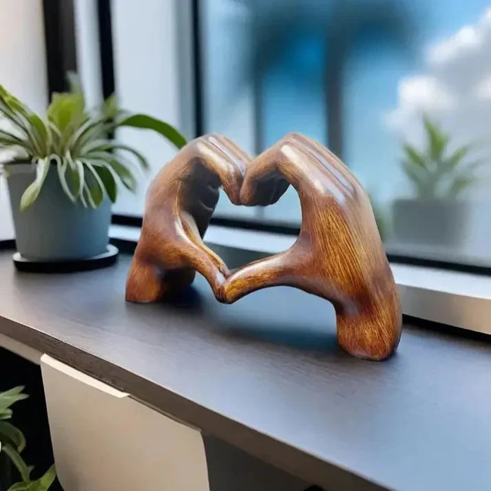Skulptur Herz in Händen – handgefertigt
