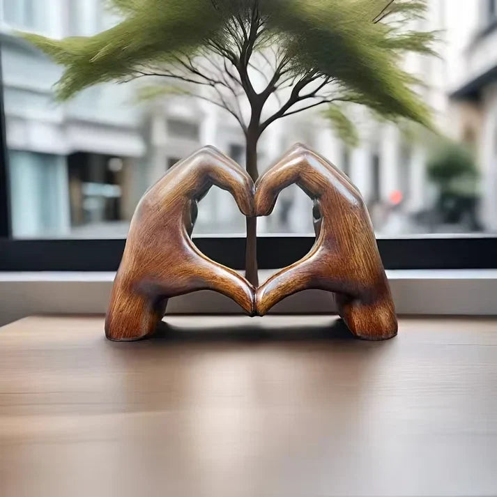Skulptur Herz in Händen – handgefertigt