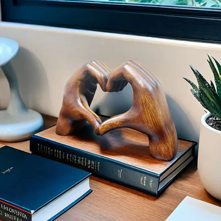 Skulptur Herz in Händen – handgefertigt