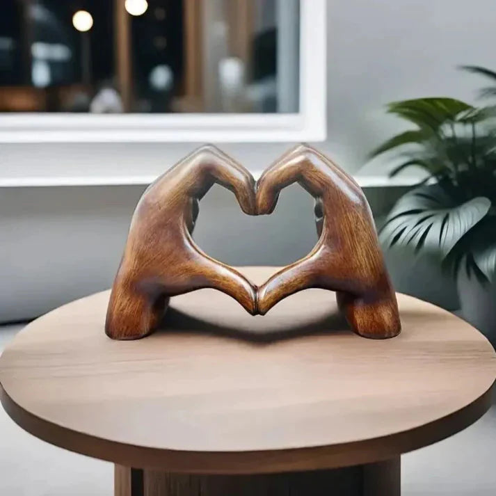 Skulptur Herz in Händen – handgefertigt
